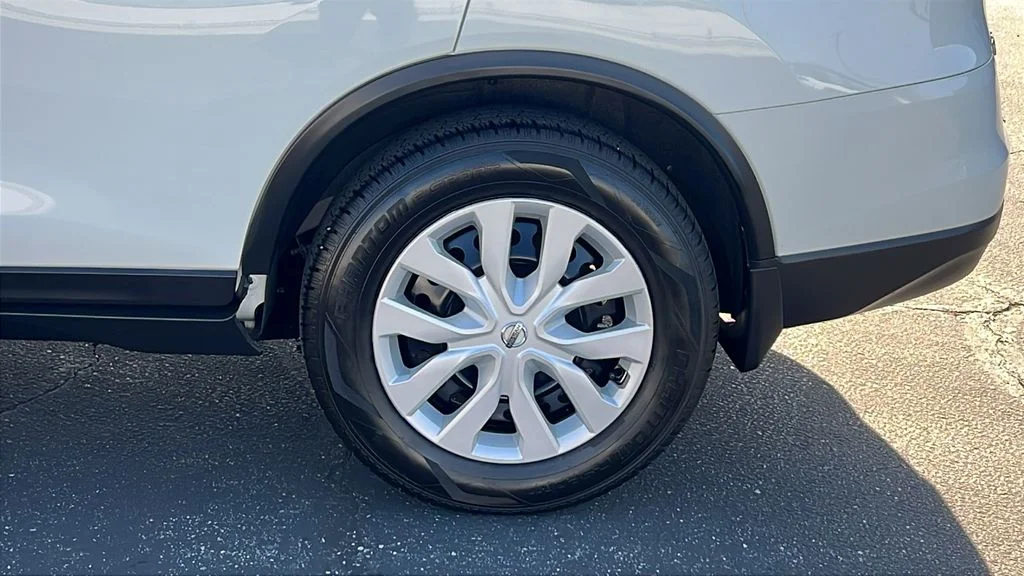Used 2016 Glacier White Nissan S image 6