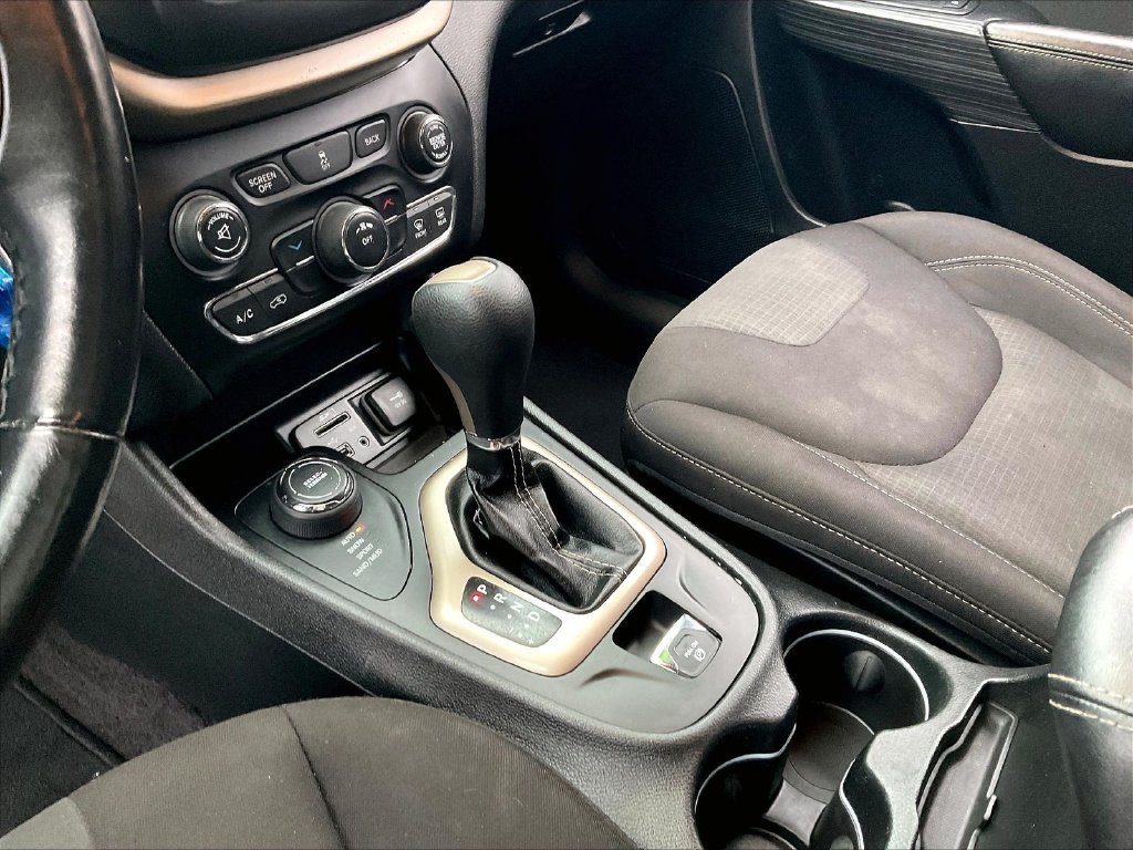 Used 2017 Billet Silver Metallic Clearcoat Jeep Latitude image 19