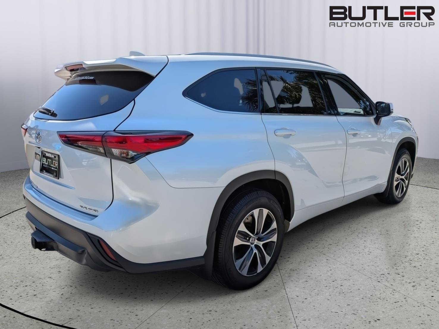 Used 2022 Wind Chill Pearl Toyota XLE image 8
