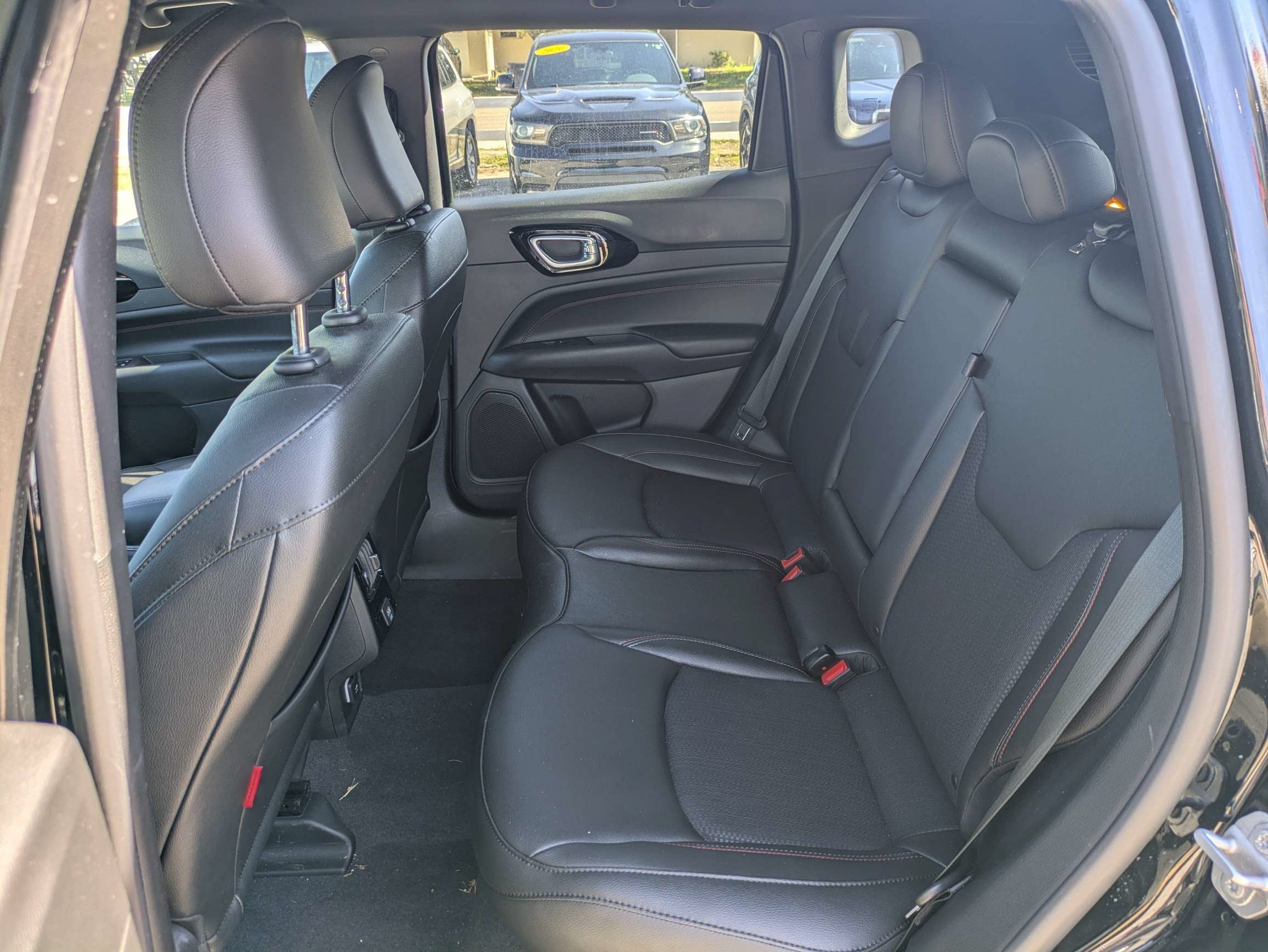 Used 2024 Diamond Black Crystal Pearlcoat Jeep Trailhawk image 11