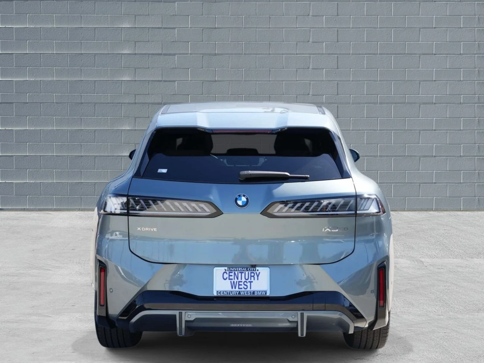 New 2027 Eucalyptus Green Metallic BMW 50 xDrive image 4
