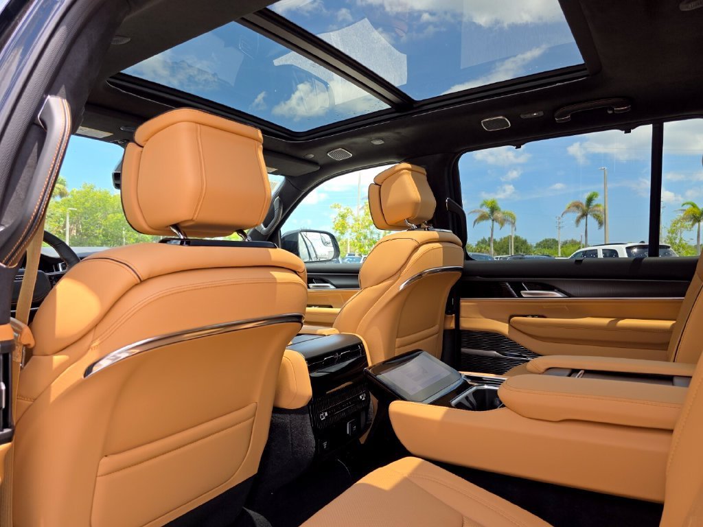 New 2026 High Gloss Black Exterior Paint Jeep Summit Reserve image 25