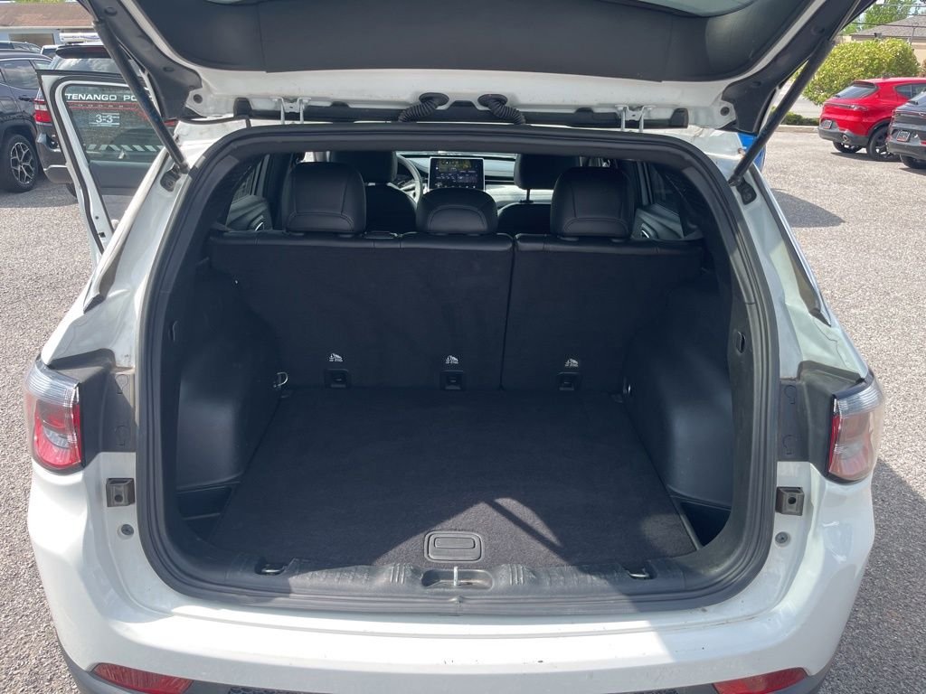 Used 2024 White Jeep Latitude image 17
