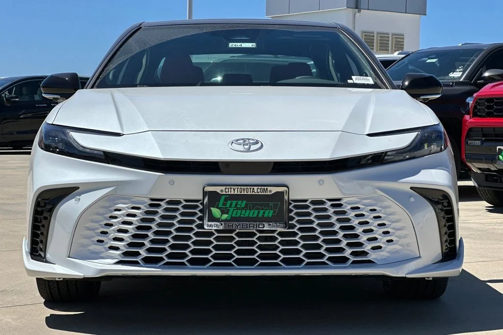 New 2026 Wind Chill Pearl with Midnight Black Metallic roof <sup>1</sup> Toyota  XSE image 9