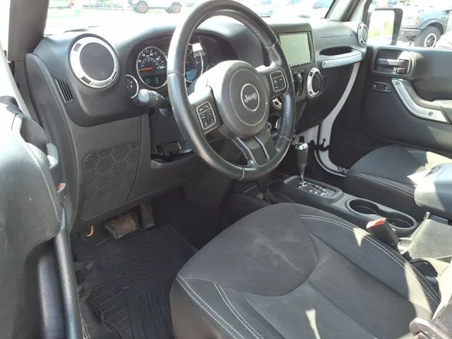 Used 2015 White Jeep Unlimited Sahara image 17