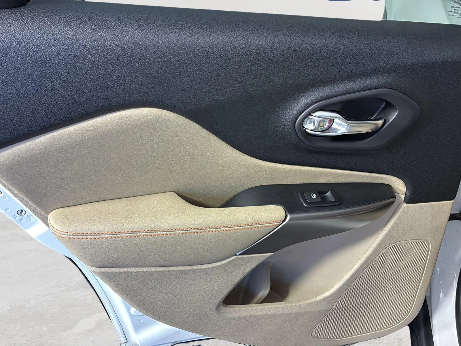 Used 2019 Bright White Clearcoat Jeep Latitude image 17