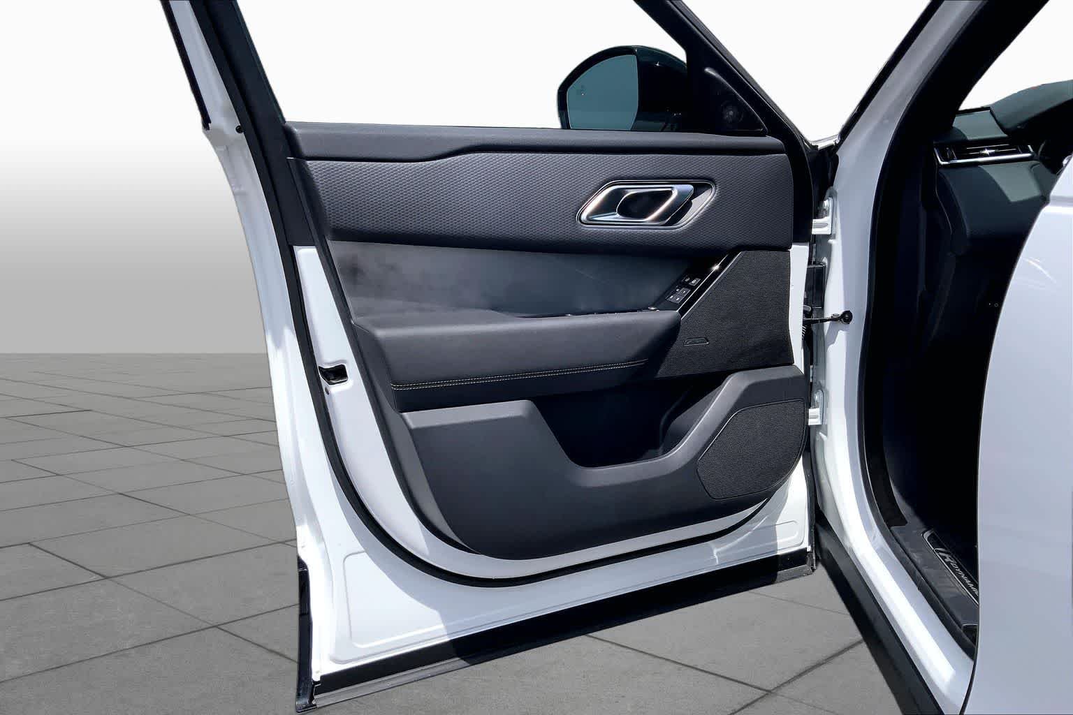 Used 2023 Fuji White Land Rover R-Dynamic S image 43