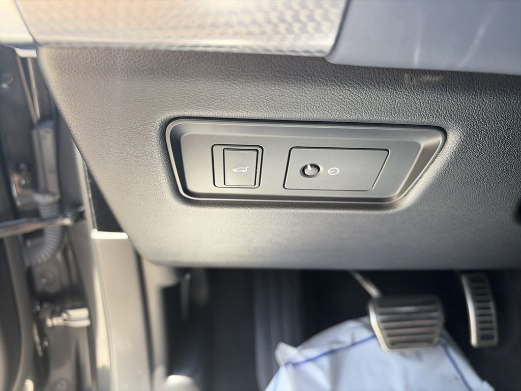 Used 2020  Land Rover HST image 20