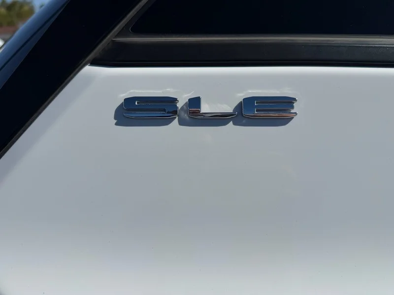 Used 2023 SUMMIT WHITE GMC SLE image 29