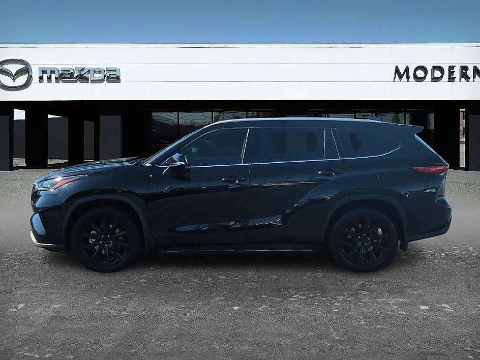 Used 2022 Midnight Black Metallic Toyota XLE image 2