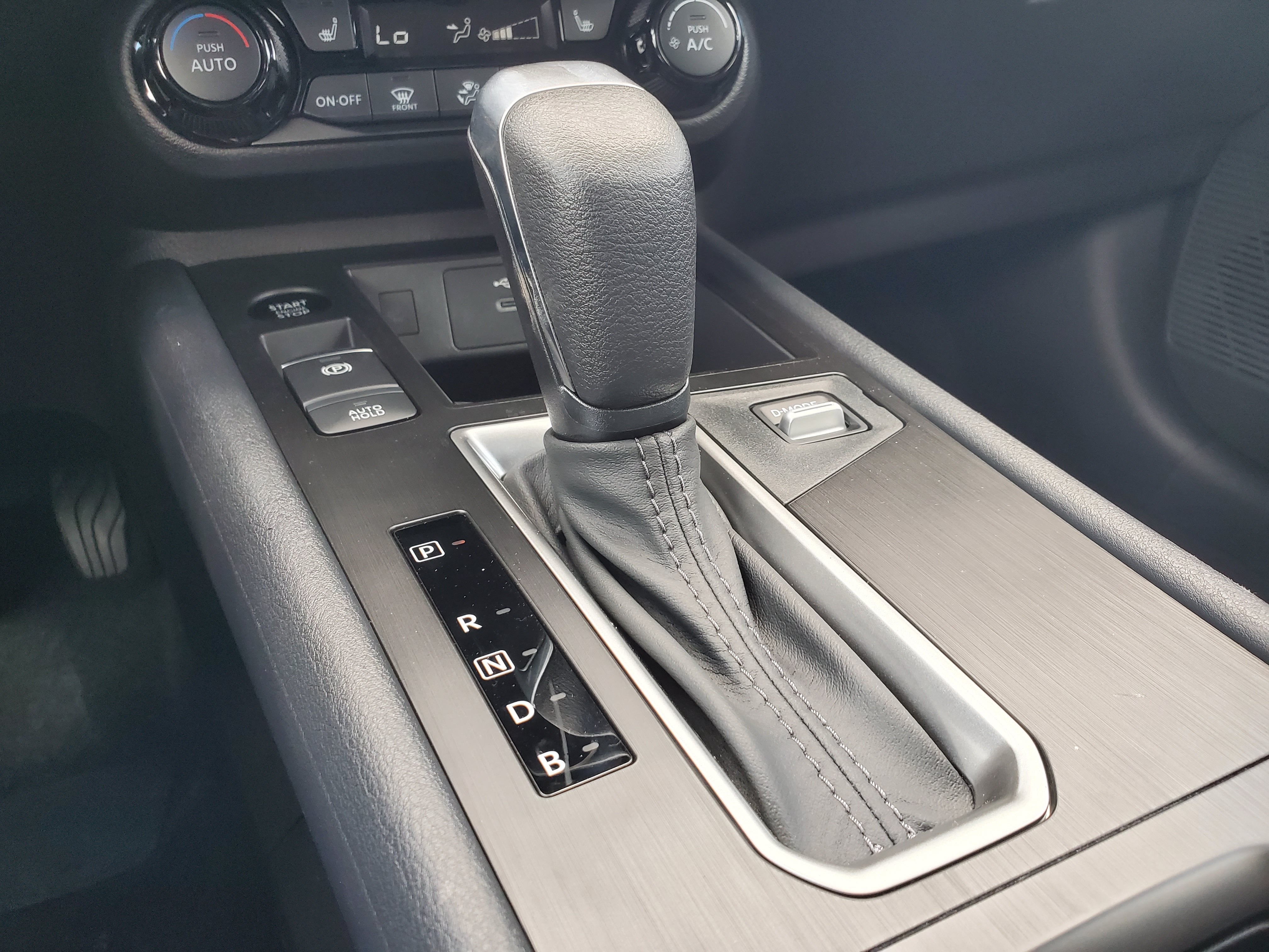 New 2026 Aspen White Tricoat/Super Black Nissan SV image 22