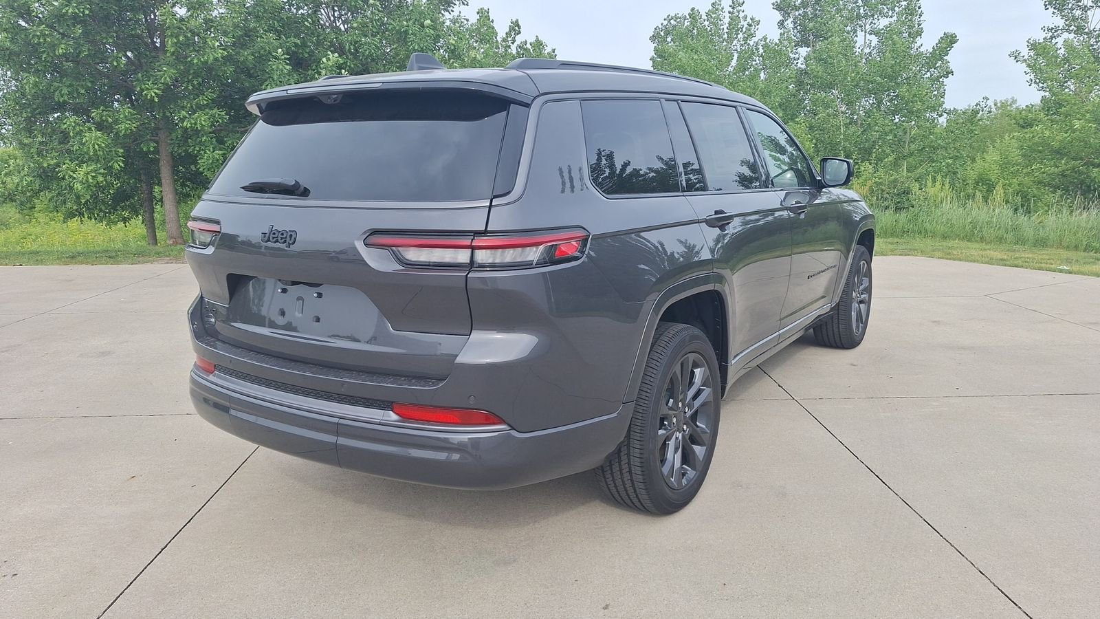 New 2026 Baltic Gray Metallic Clear-Coat Exterior Paint Jeep Limited image 3