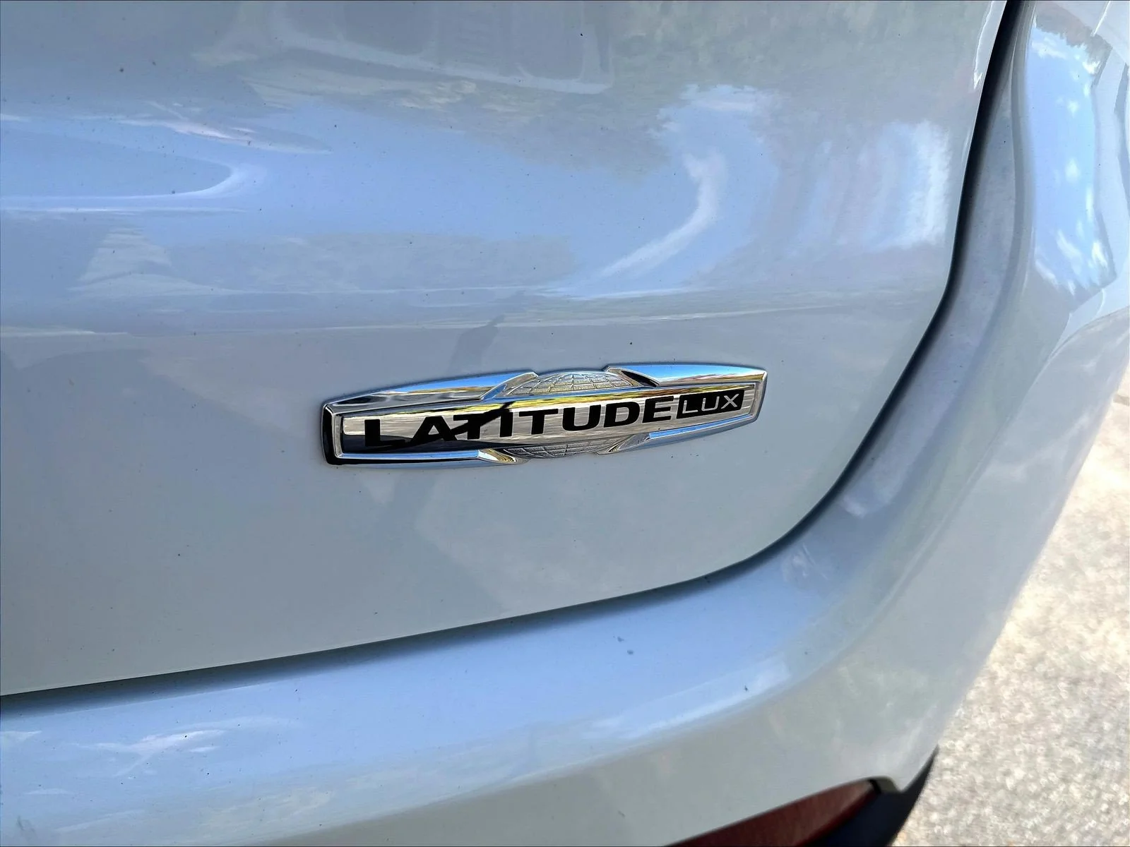 Used 2023 Bright White Clearcoat Jeep Latitude Lux image 26