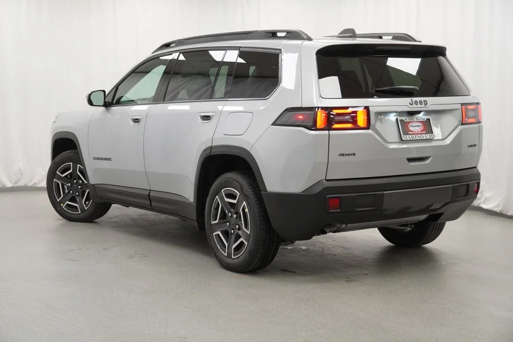 New 2026 Silver Zynith Clear-Coat Exterior Paint Jeep Laredo image 13