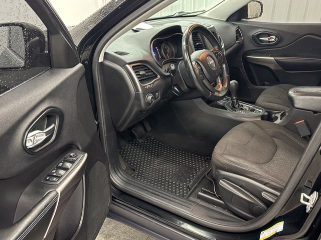 Used 2019 Black Jeep Latitude image 13