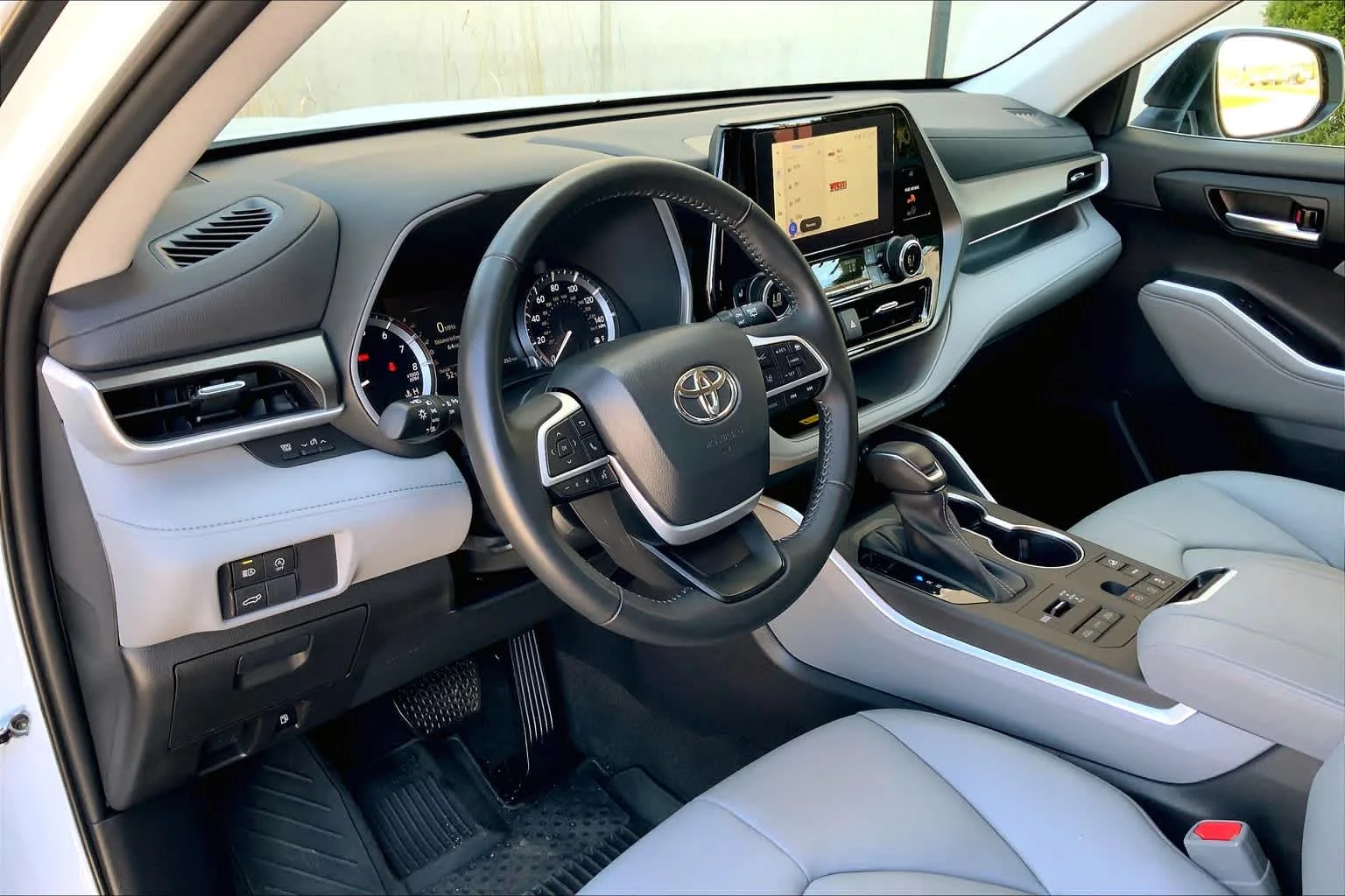 Used 2023 Wind Chill Pearl Toyota XLE image 18