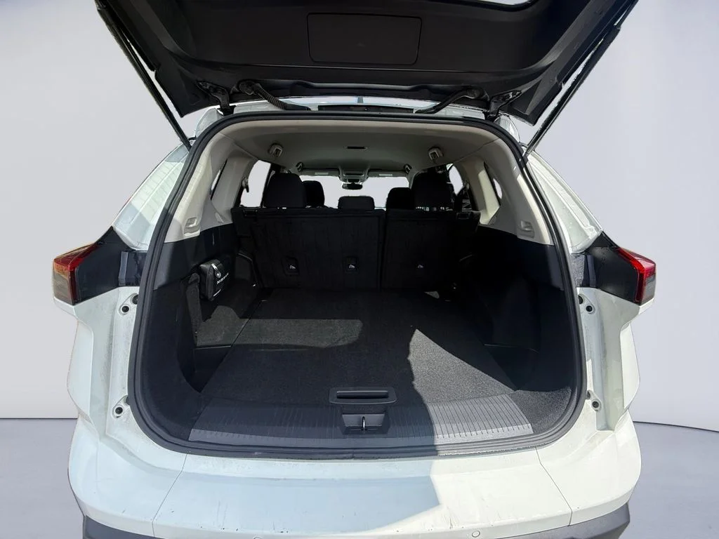 Used 2024 Glacier White Nissan S image 20