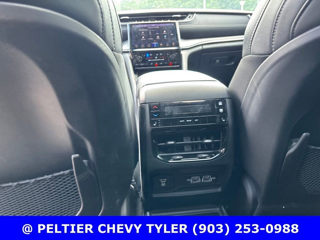 Used 2023  Jeep Limited image 22
