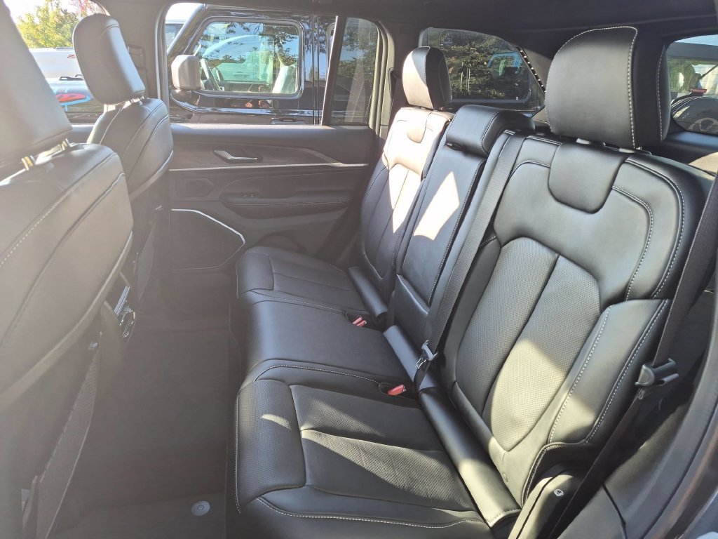 New 2026 Baltic Gray Metallic Clear-Coat Exterior Paint Jeep Limited Reserve image 14