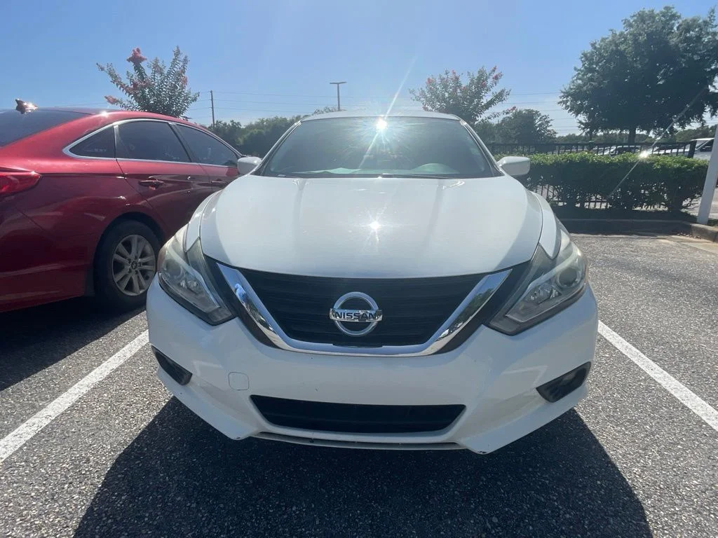 Used 2018 White Nissan 2.5 SV image 3