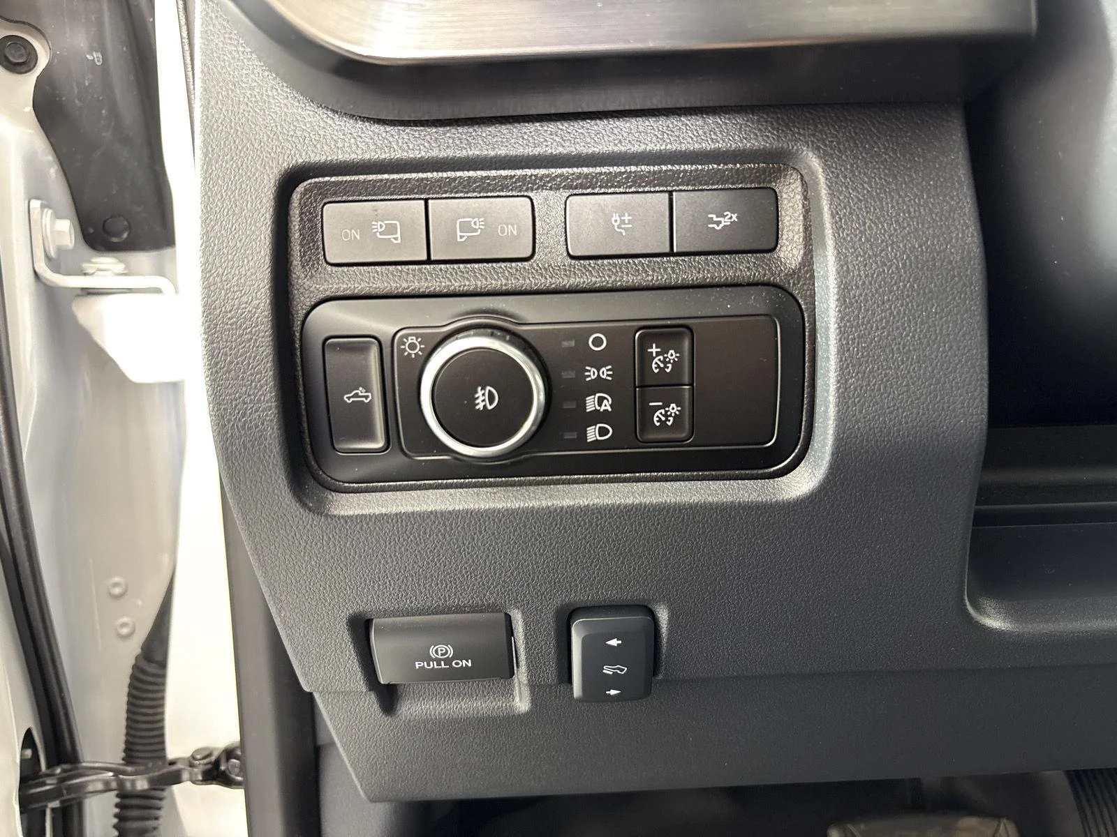 Used 2024 Star White Metallic Tri-Coat Ford LARIAT image 9