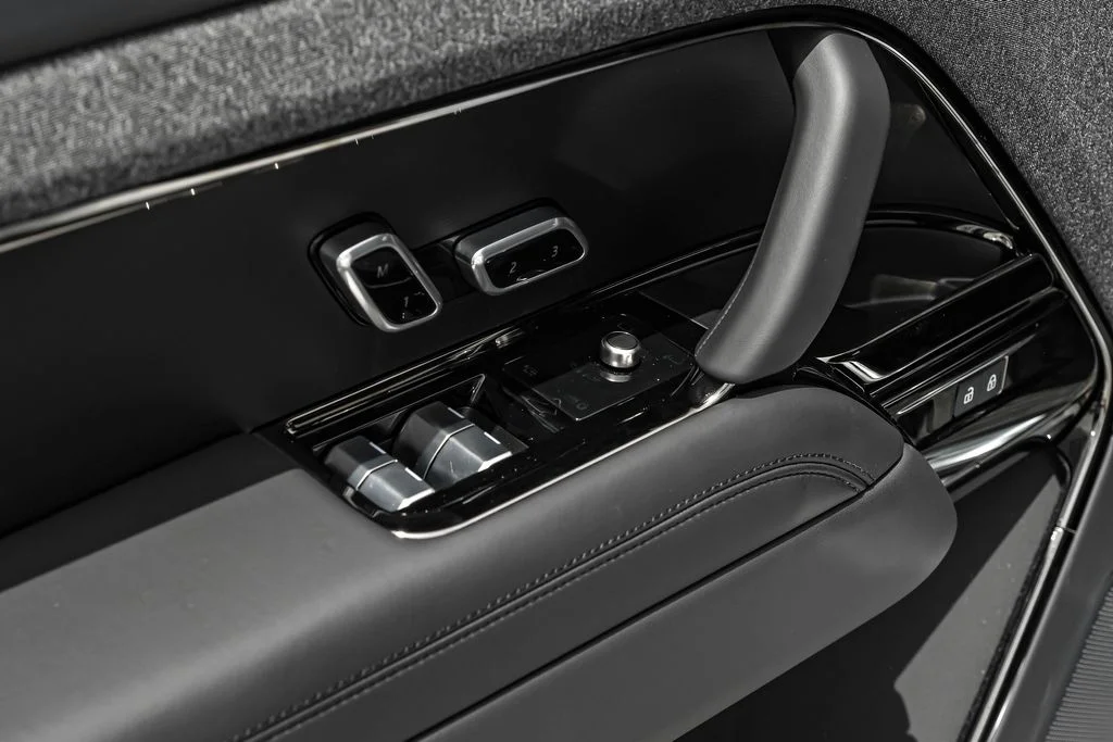 New 2026 Fuji White Land Rover Dynamic SE image 33