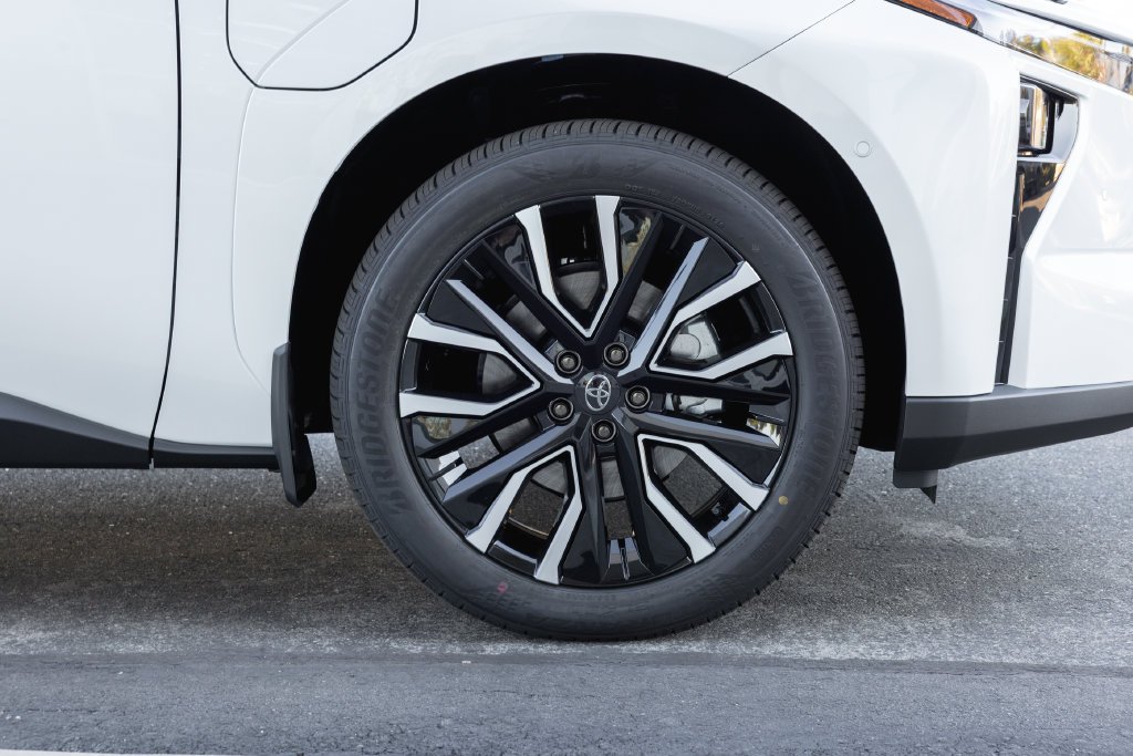 New 2027 Wind Chill Pearl with Midnight Black Metallic roof <sup>1</sup> Toyota  Limited image 4