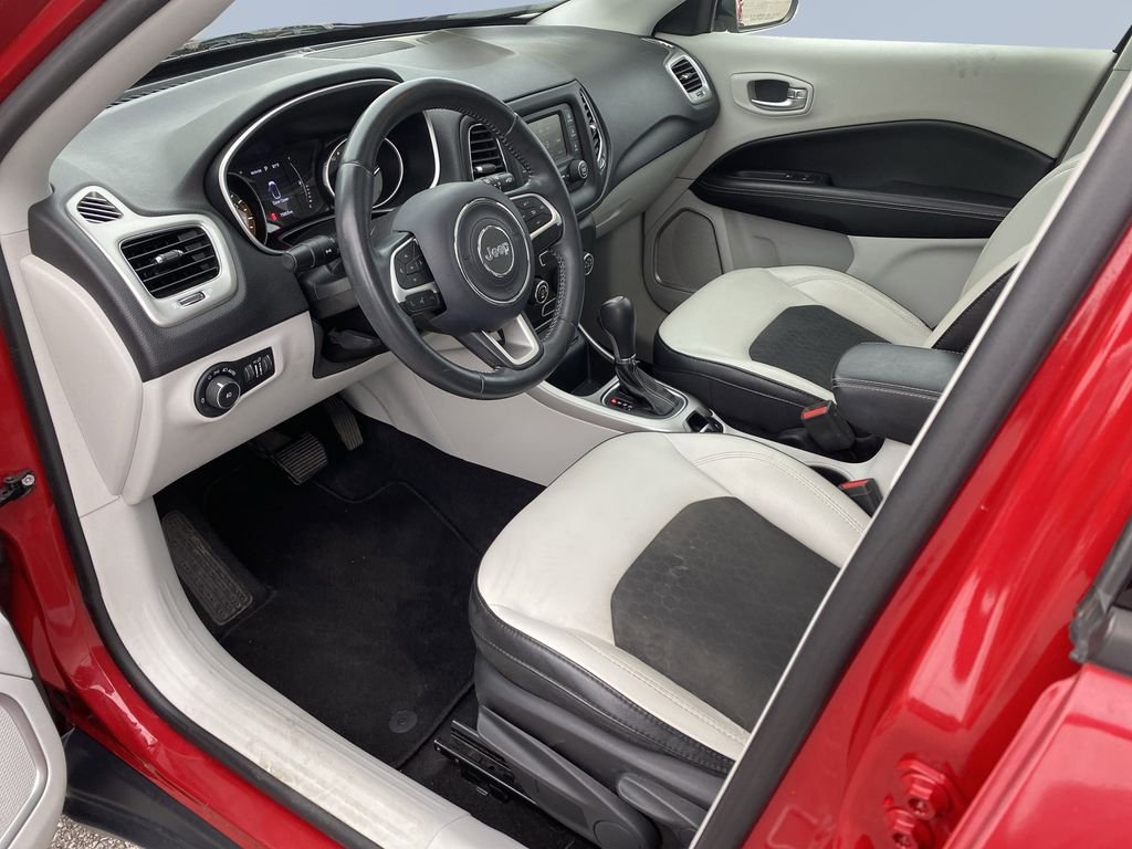 Used 2018 Redline Pearlcoat Jeep Latitude image 10