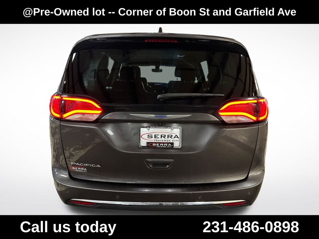 Used 2018 Gray Chrysler Touring L image 4