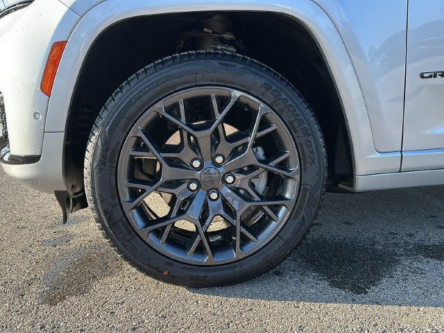 Used 2025  Jeep Summit image 7