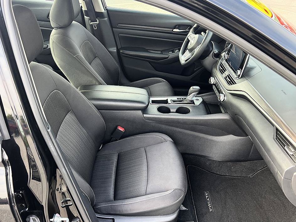 Used 2025 Super Black Nissan SV image 17