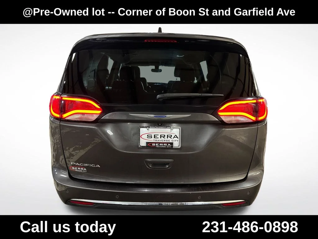 Used 2018 Gray Chrysler Touring L image 4