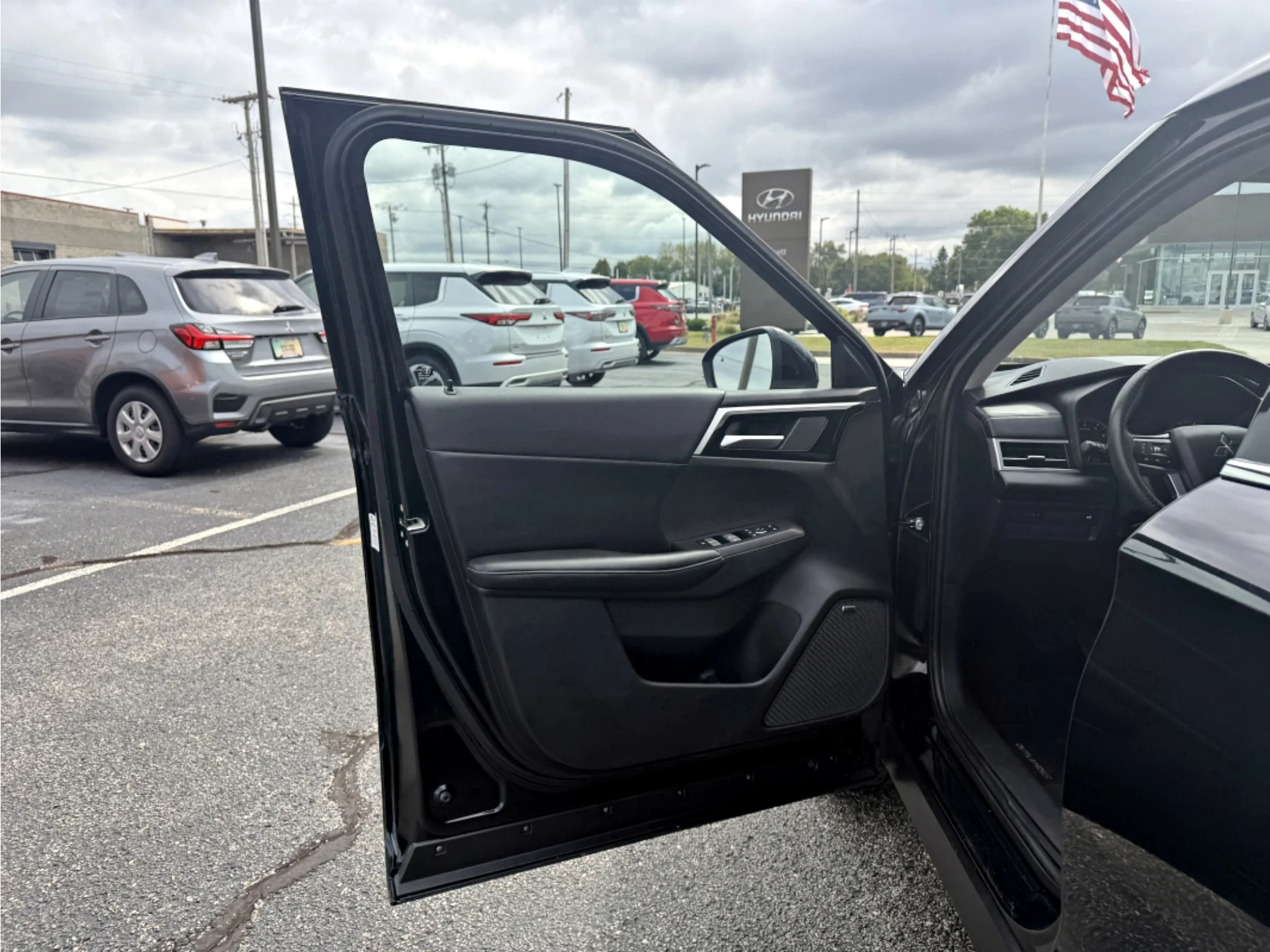 Used 2025 Black Mitsubishi SE image 17