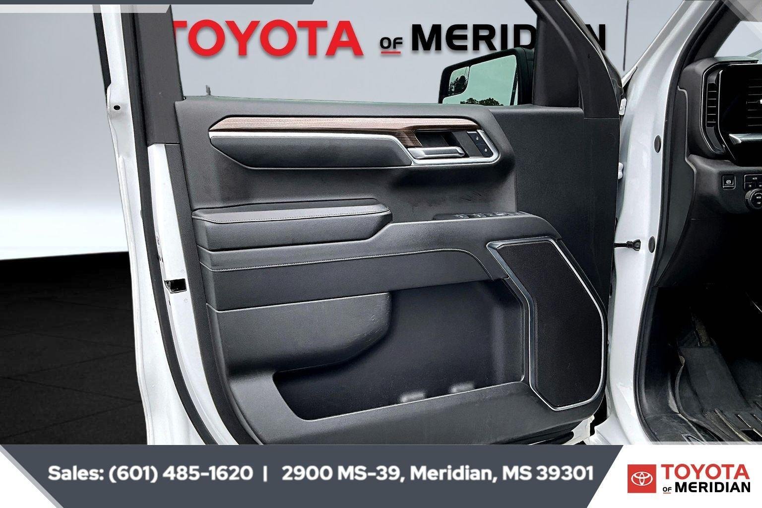 Used 2024 Summit White Chevrolet RST image 17
