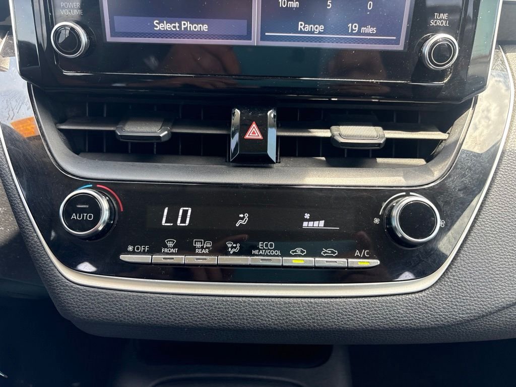 Used 2020 White Toyota LE image 21