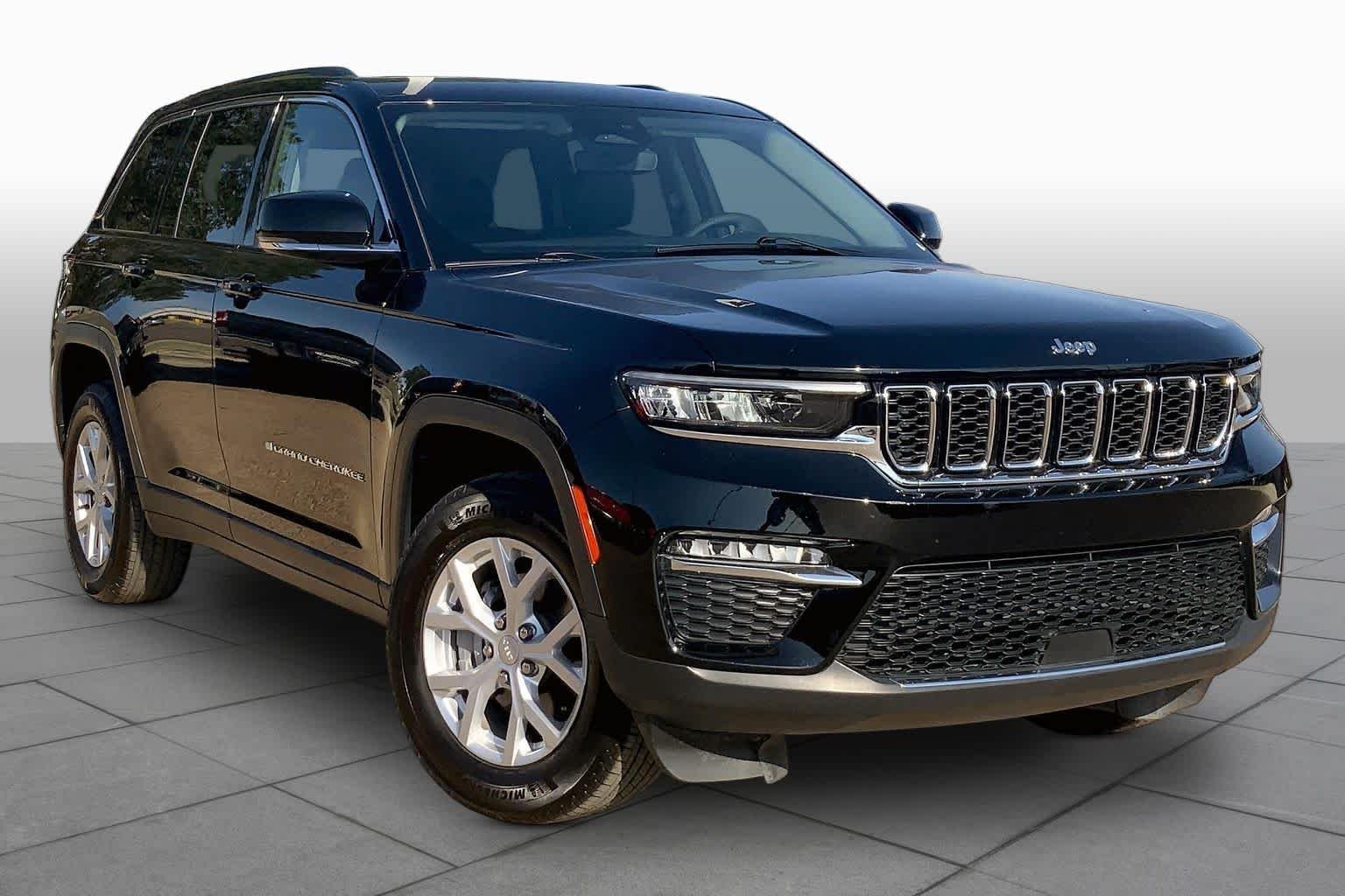 Used 2023 Diamond Black Crystal Pearlcoat Jeep Limited image 3