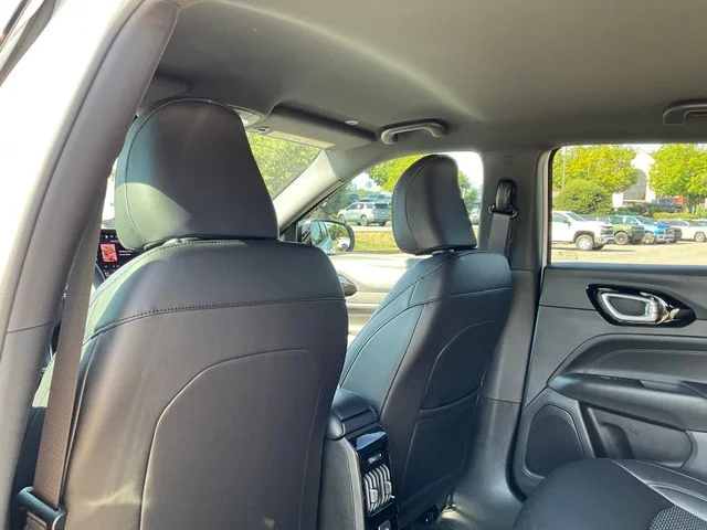 New 2026 Bright White Clearcoat Jeep Latitude image 23