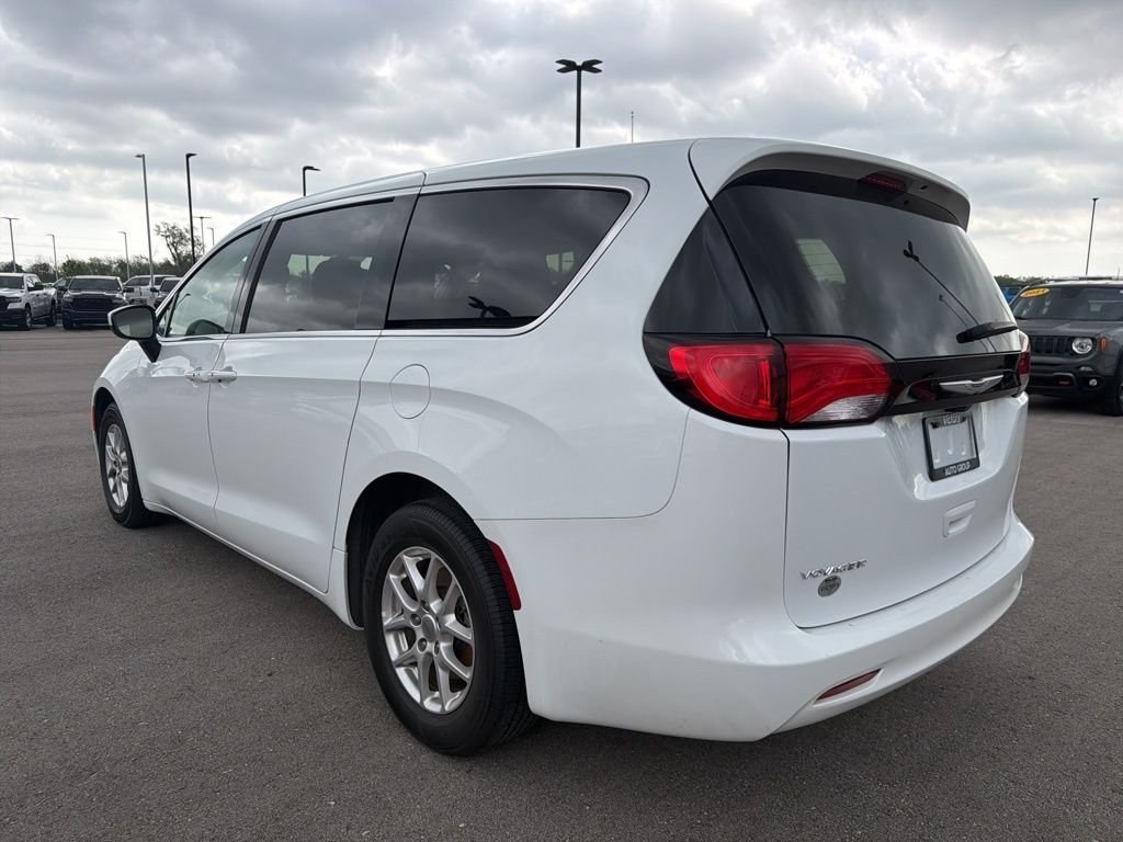 Used 2023 White Chrysler LX image 4