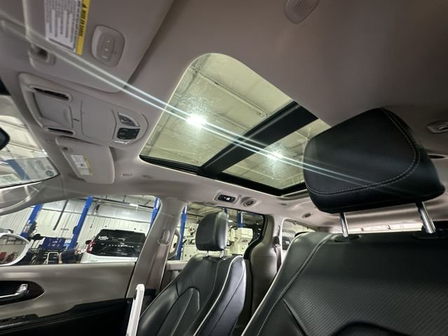 Certified Used 2022 Bright White Clearcoat Chrysler Limited image 20