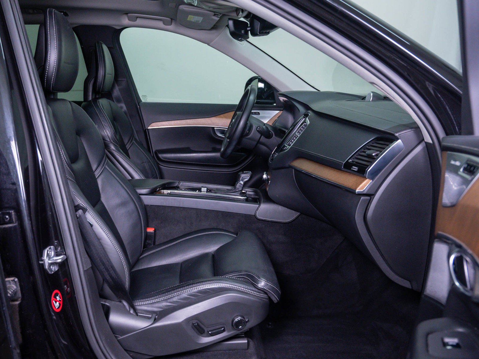 Used 2018 Onyx Black Metallic Volvo Inscription image 11