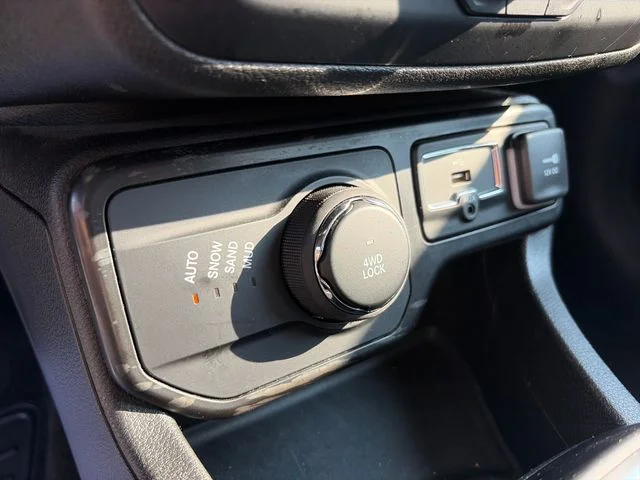 Used 2023 Alpine White Clearcoat Jeep Latitude image 25