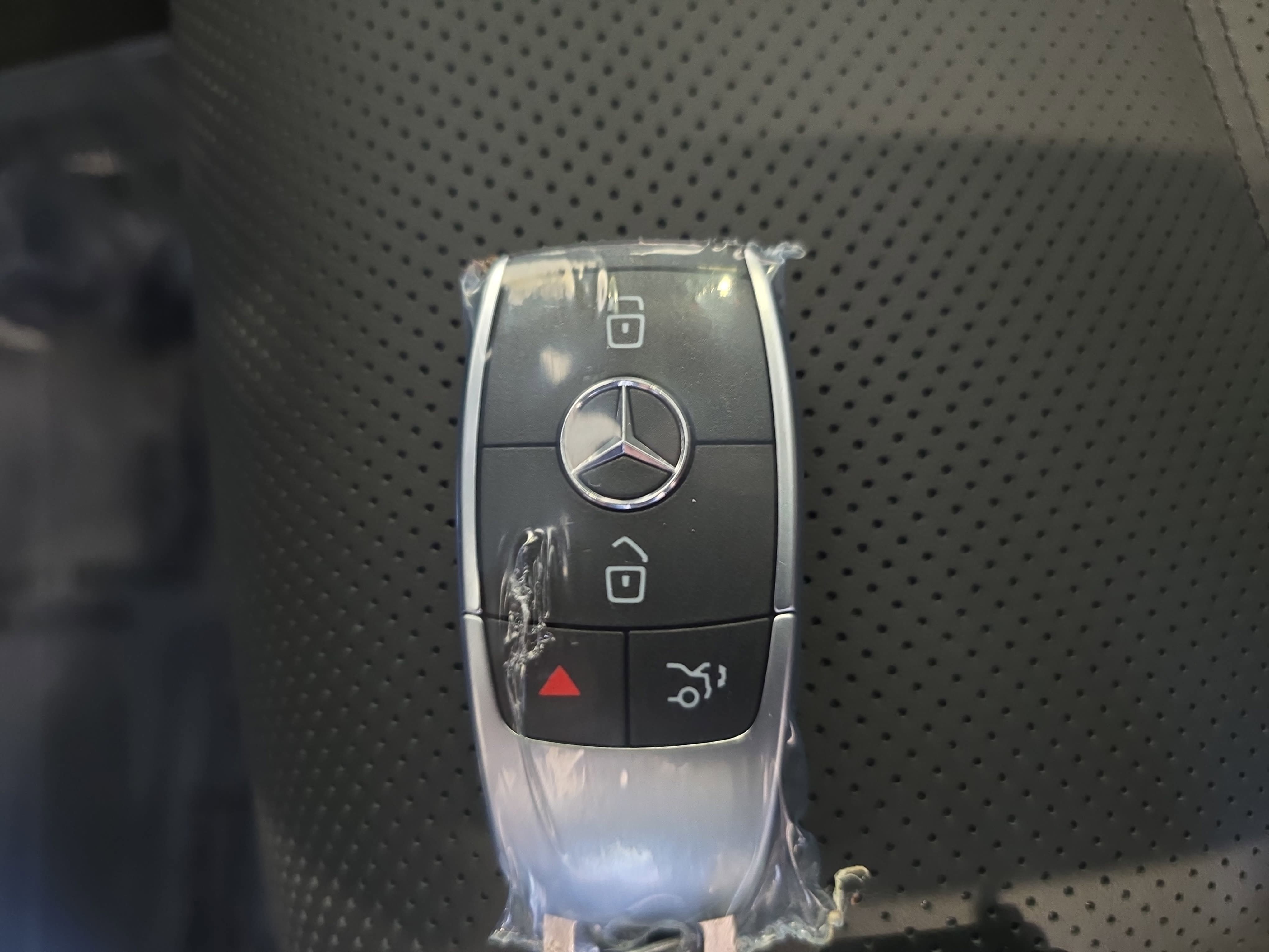 New 2026 MANUFAKTUR Moonlight White Metallic Mercedes-Benz GLE450 image 38