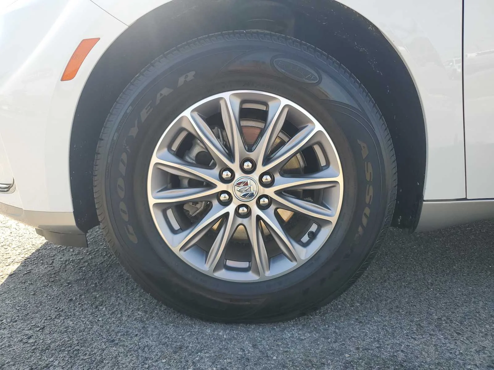 Used 2023 Summit White Buick Essence image 10