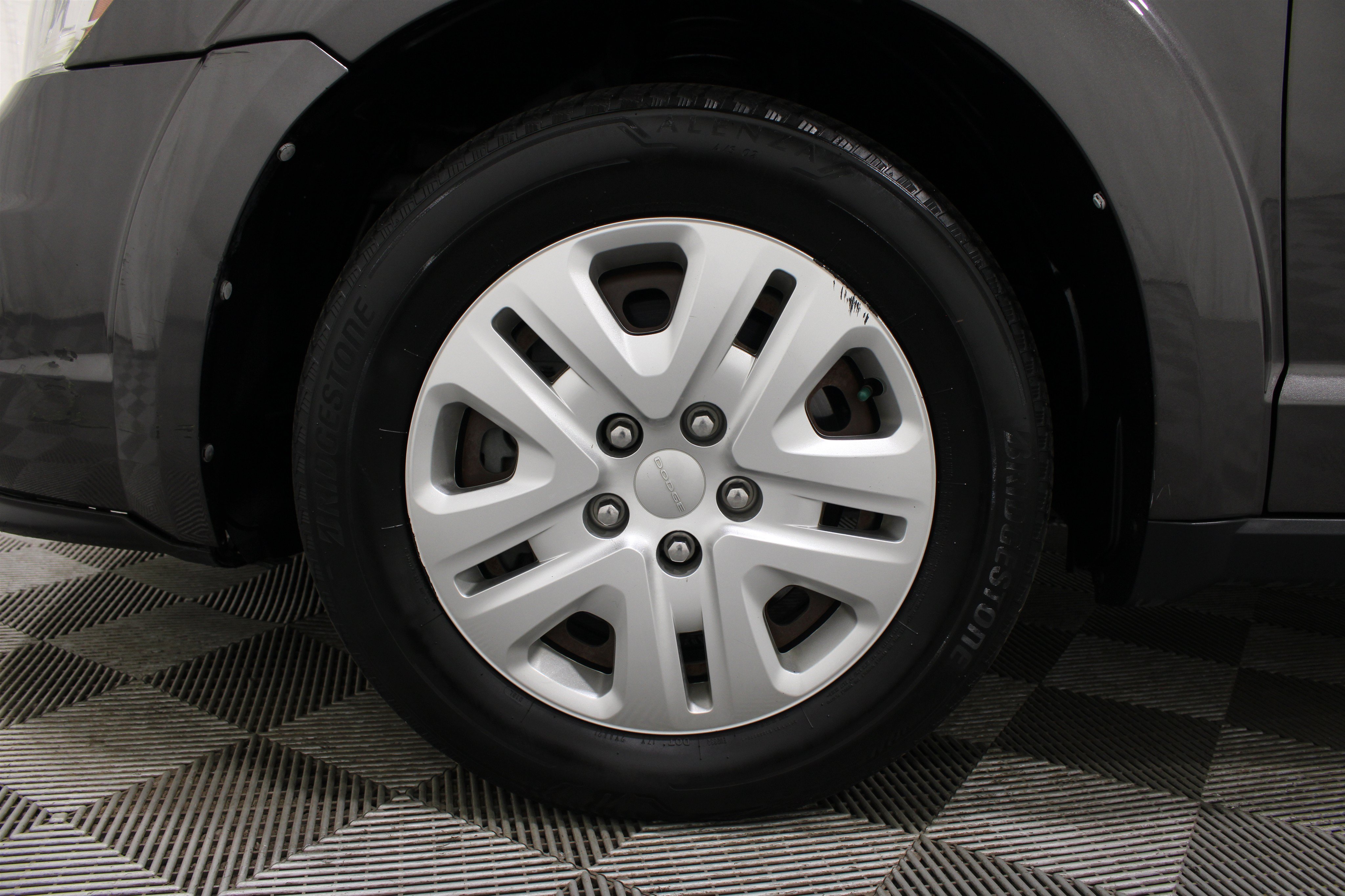 Used 2020 Granite Pearlcoat Dodge SE Value image 33