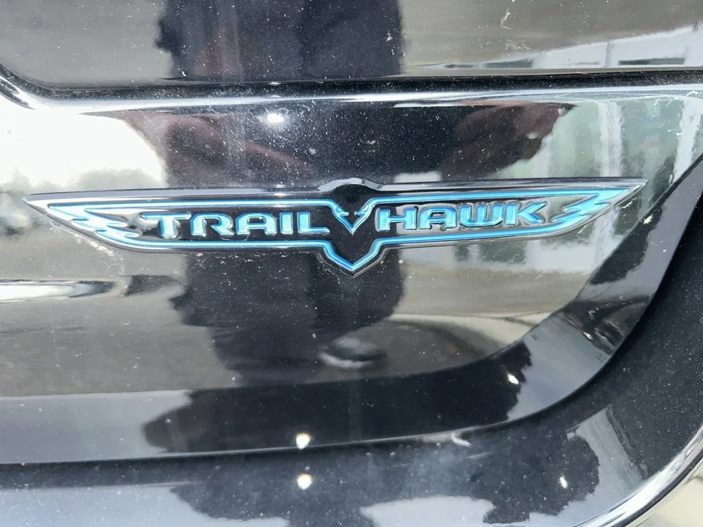 New 2024 Diamond Black Crystal Pearl-Coat Exterior Paint Jeep Trailhawk 4xe image 22