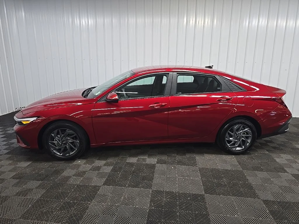Used 2024 Red Hyundai SEL image 6
