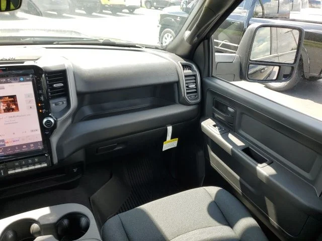 New 2026 Diamond Black Crystal Pearl-Coat Exterior Paint RAM Tradesman image 15