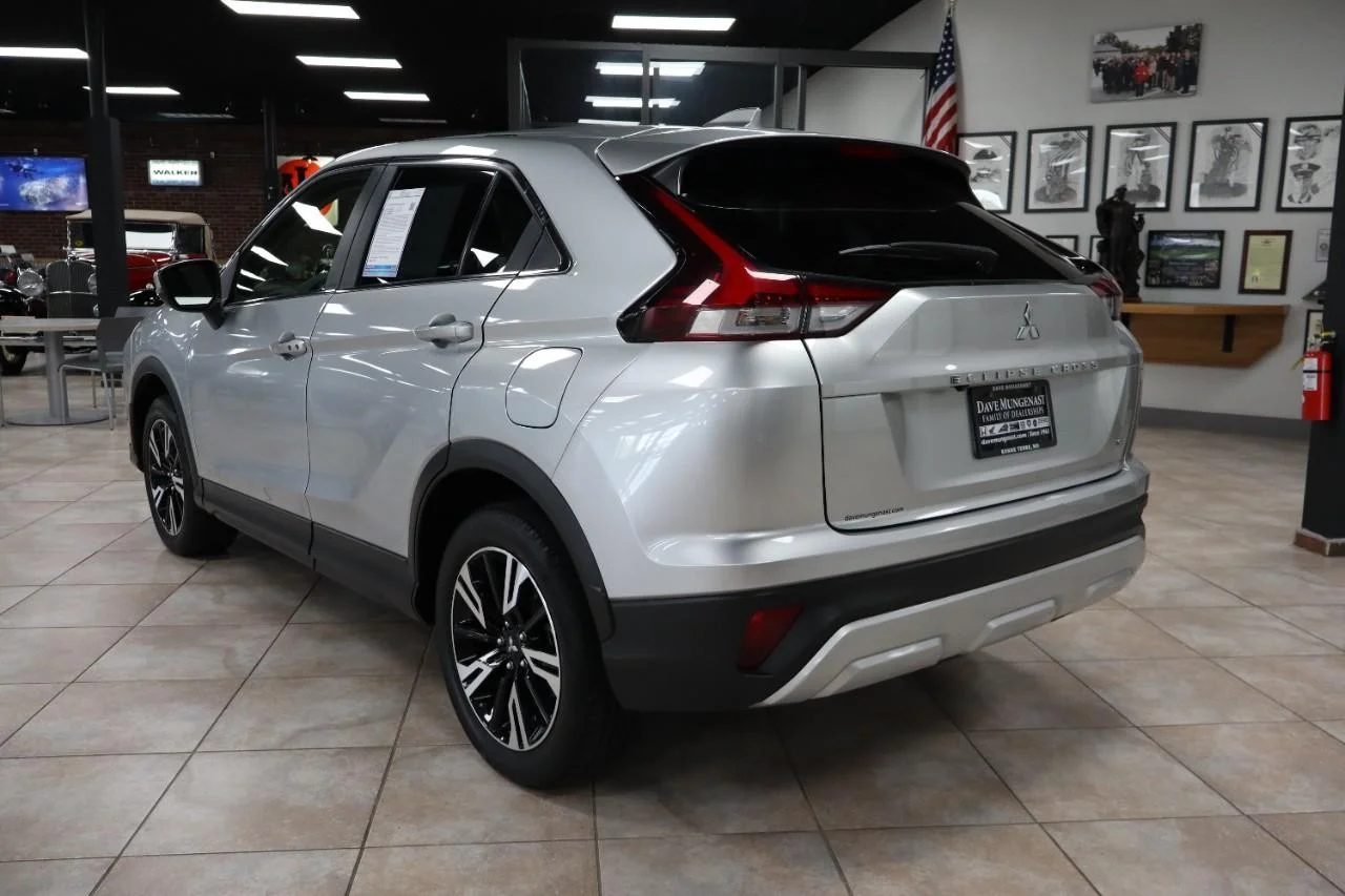Used 2024 Alloy Silver Metallic Mitsubishi SE image 3
