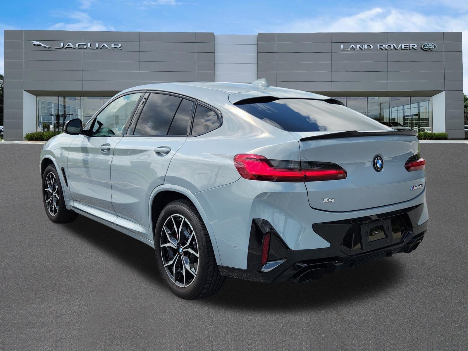 Used 2024  BMW  image 3