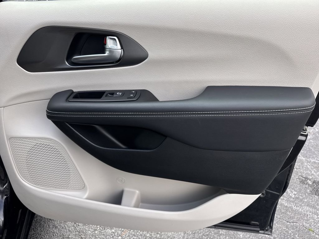 2024 Chrysler Pacifica Touring L - Photo 14